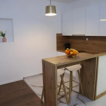 Comfort With Free Parking Apartment *